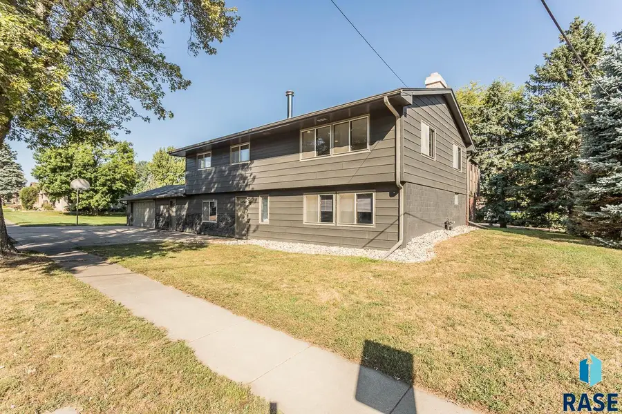 4412 E 20th St, Sioux Falls, SD 57103 - #2
