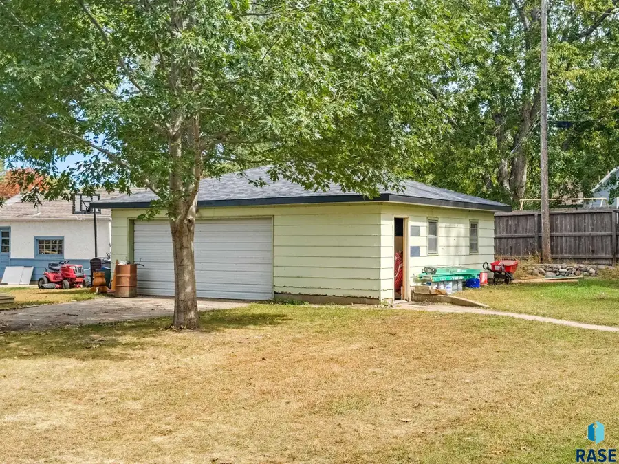 1316 N Williams Ave, Sioux Falls, SD 57104 - #2