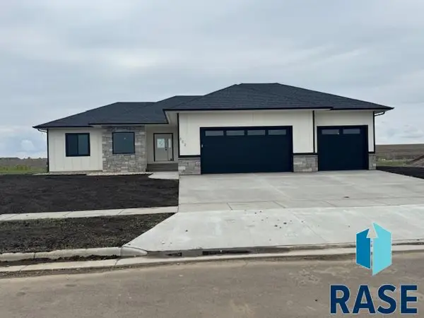 302 W 17th St, Dell Rapids, SD 57022