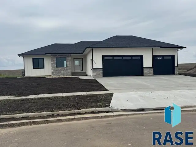 302 W 17th St, Dell Rapids, SD 57022 - #2