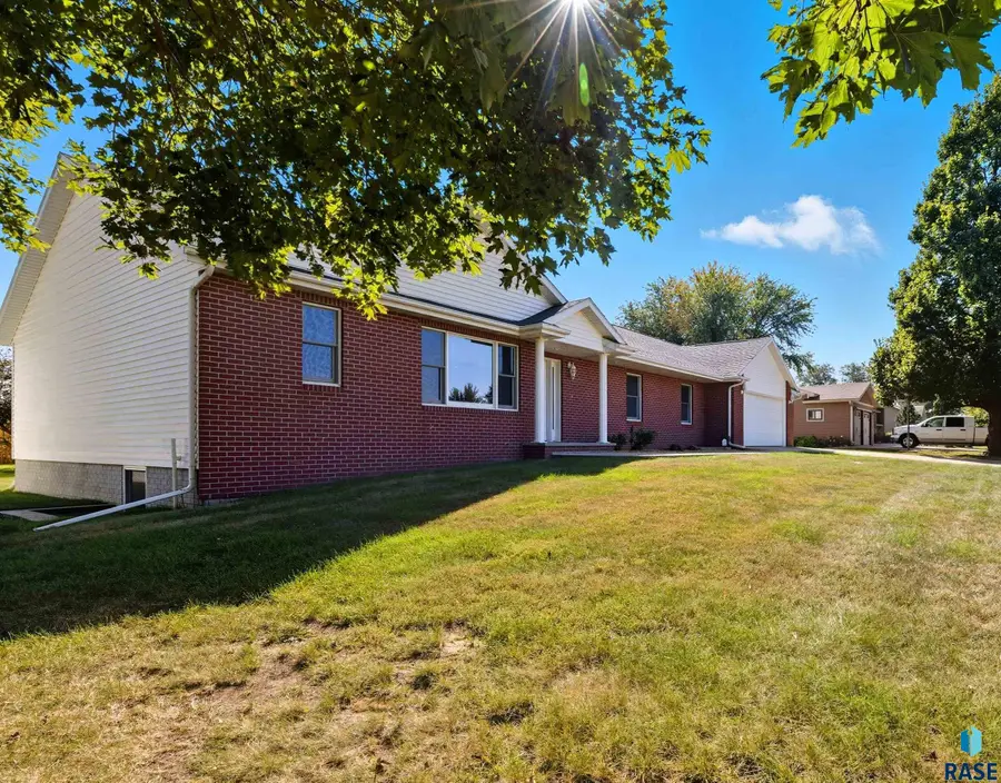 608 S Douglas St, Inwood, IA 51240 - #2