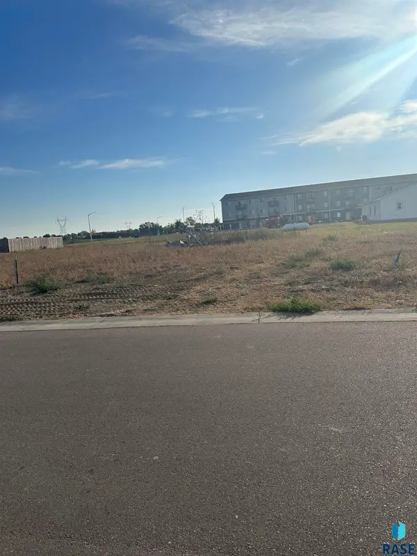 522 Bunyan Dr, Harrisburg, SD 57032