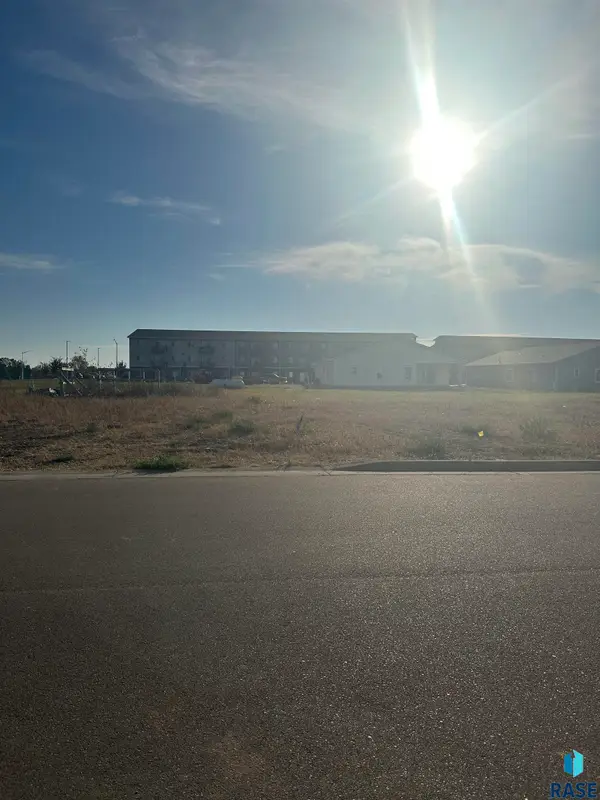 516 Bunyan Dr, Harrisburg, SD 57032