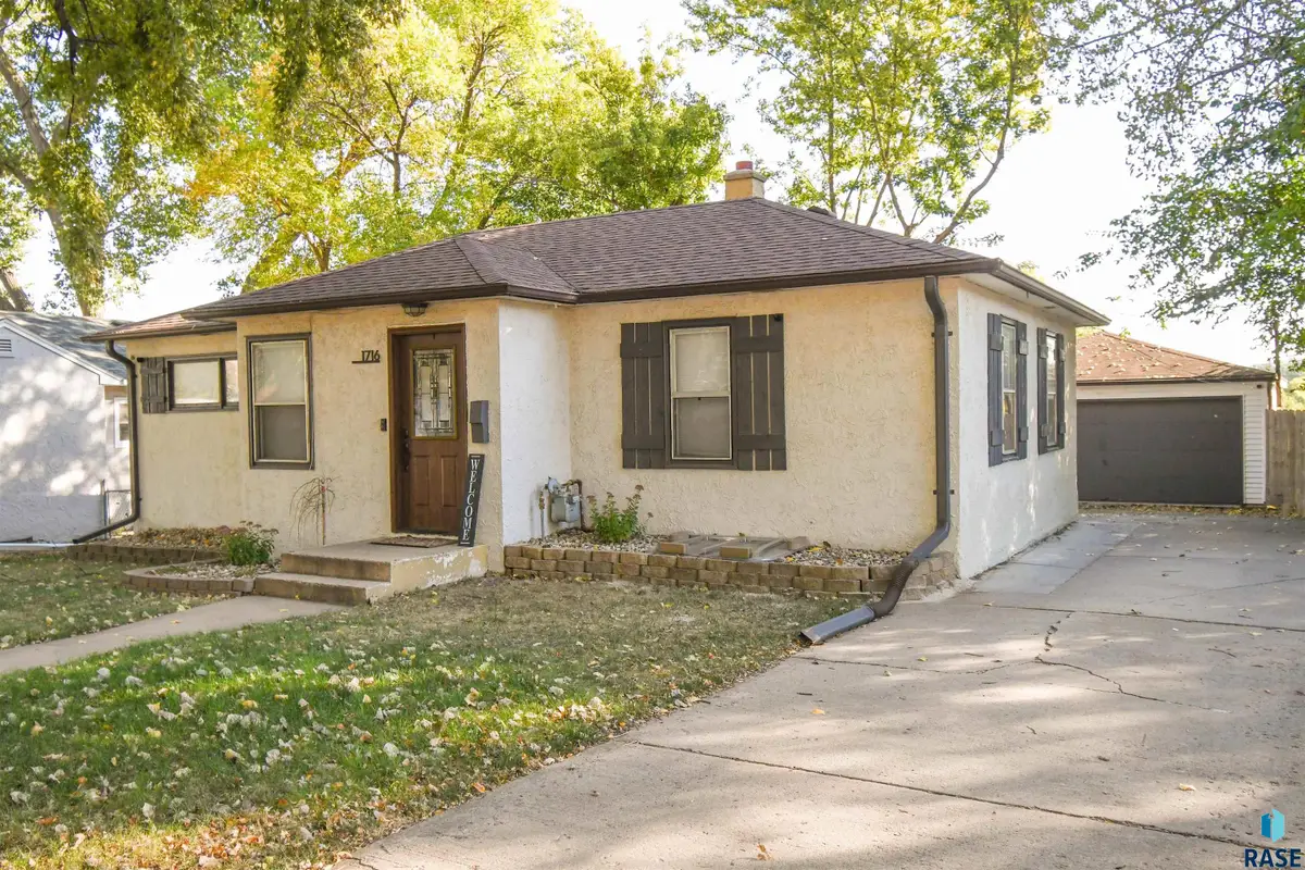 1716 S Frederick Dr, Sioux Falls, SD 57105 - #1