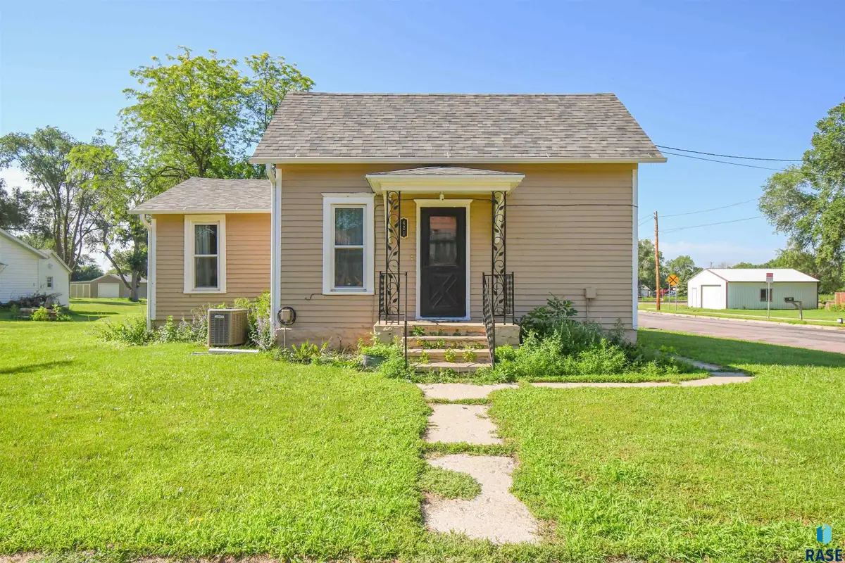 421 W 7th St, Canton, SD 57013 - #1