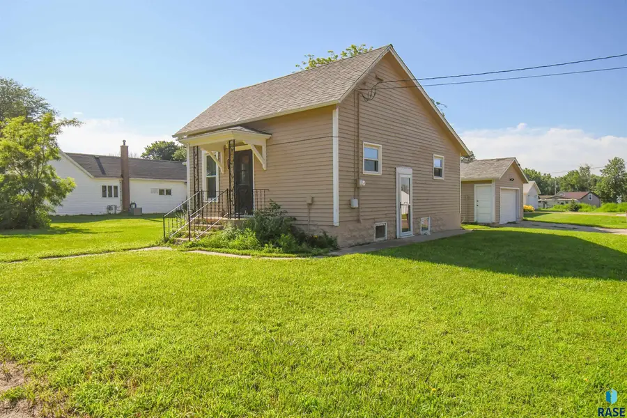 421 W 7th St, Canton, SD 57013 - #3
