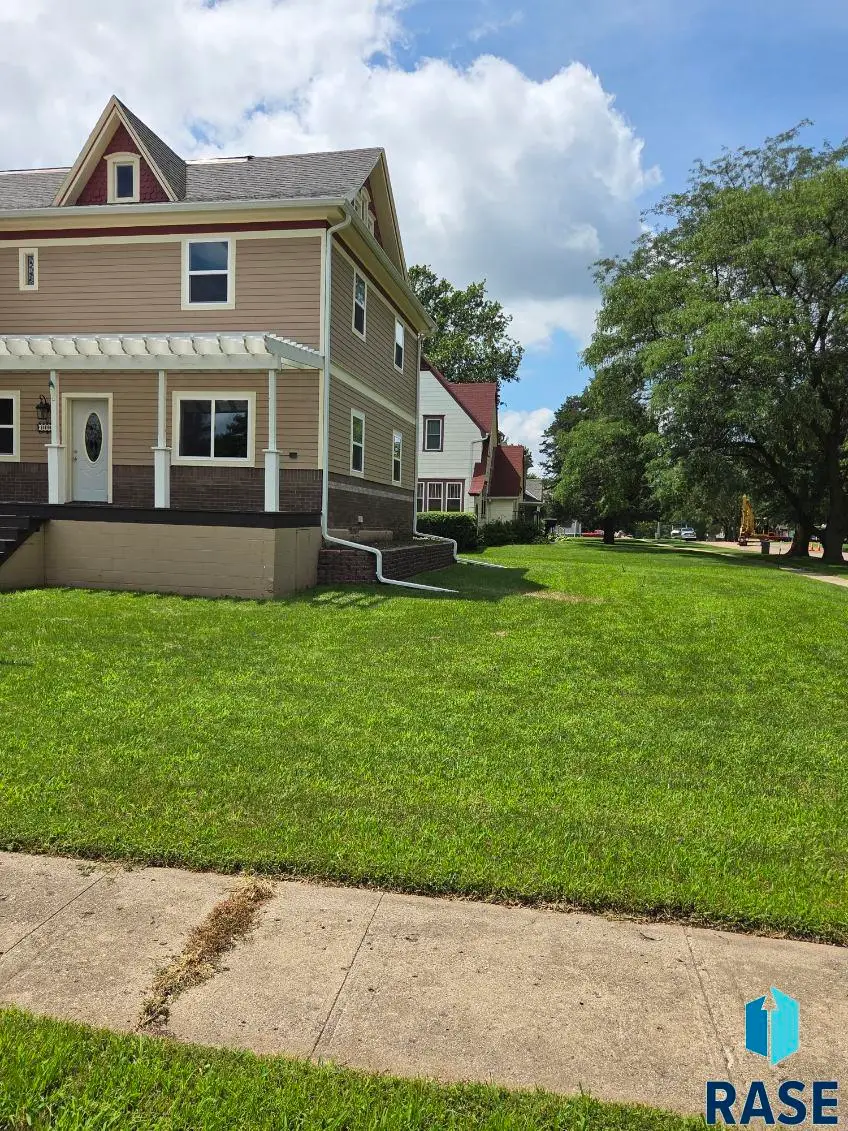 111 N 6th St, Beresford, SD 57004 - #2