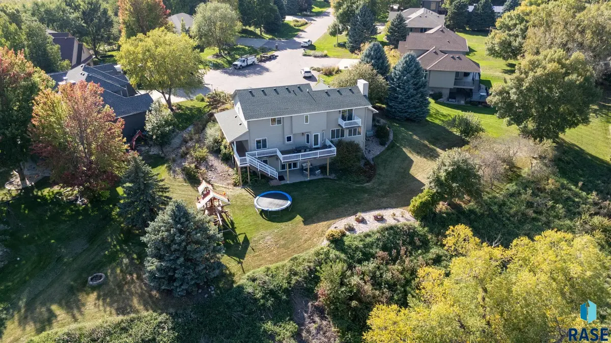 6910 E Split Rock Cir, Sioux Falls, SD 57110 - #1