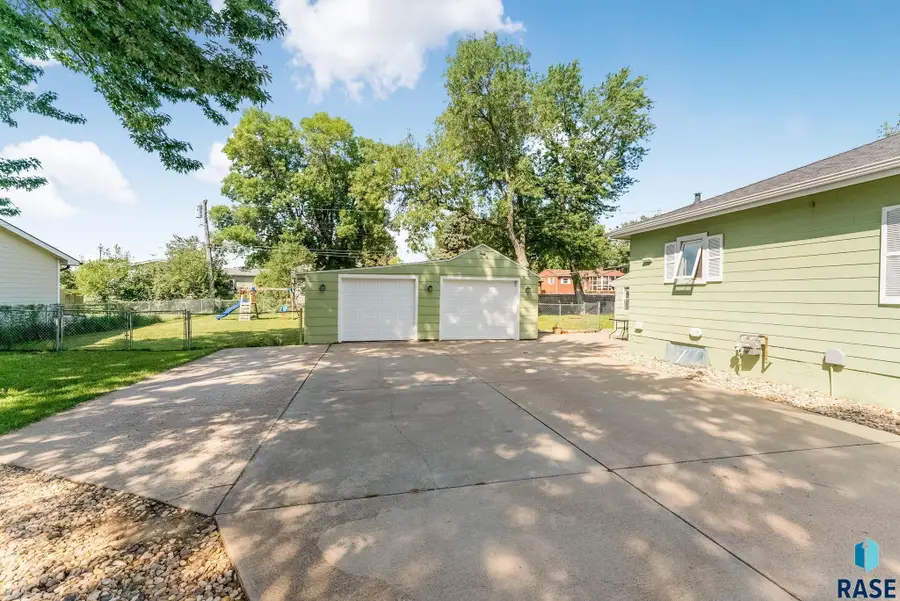 3103 S Western Ave, Sioux Falls, SD 57105 - #2