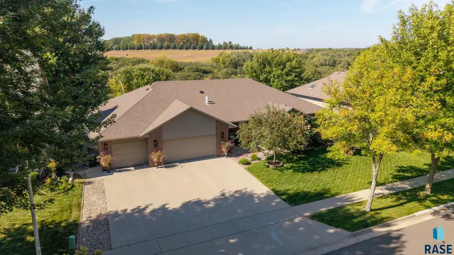 3056 S Coral Ct, Sioux Falls, SD 57103 - #2