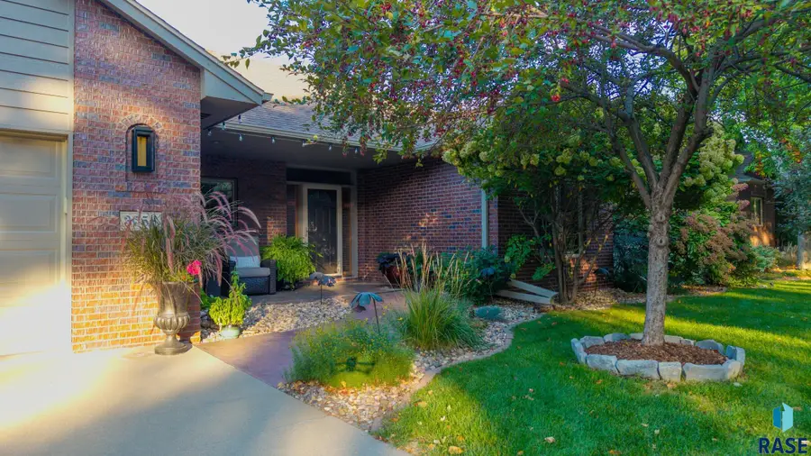 3056 S Coral Ct, Sioux Falls, SD 57103 - #3