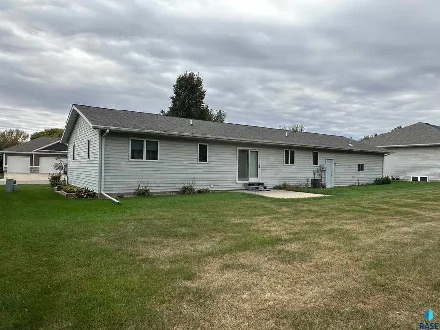 305 E Veterans Dr, Luverne, MN 56156 - #2