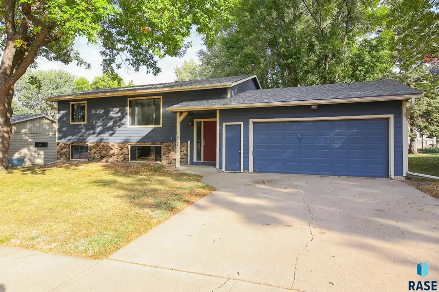 4208 E 23rd St, Sioux Falls, SD 57103 - #3