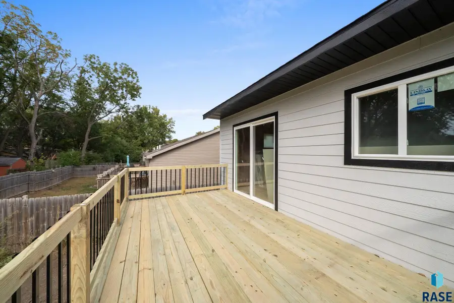 403 Vandemark Ave, Hartford, SD 57033 - #2