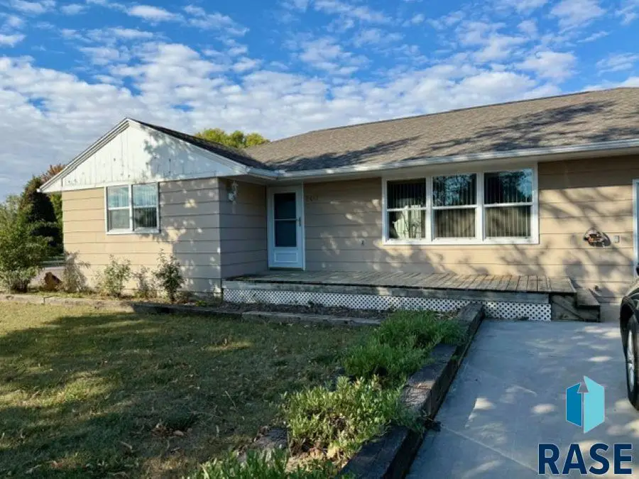 607 S 3rd St, Parkston, SD 57366 - #1