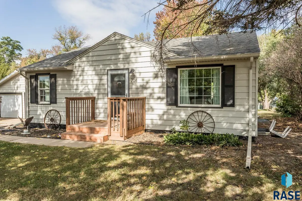 708 Southside St, Valley Springs, SD 57068 - #1