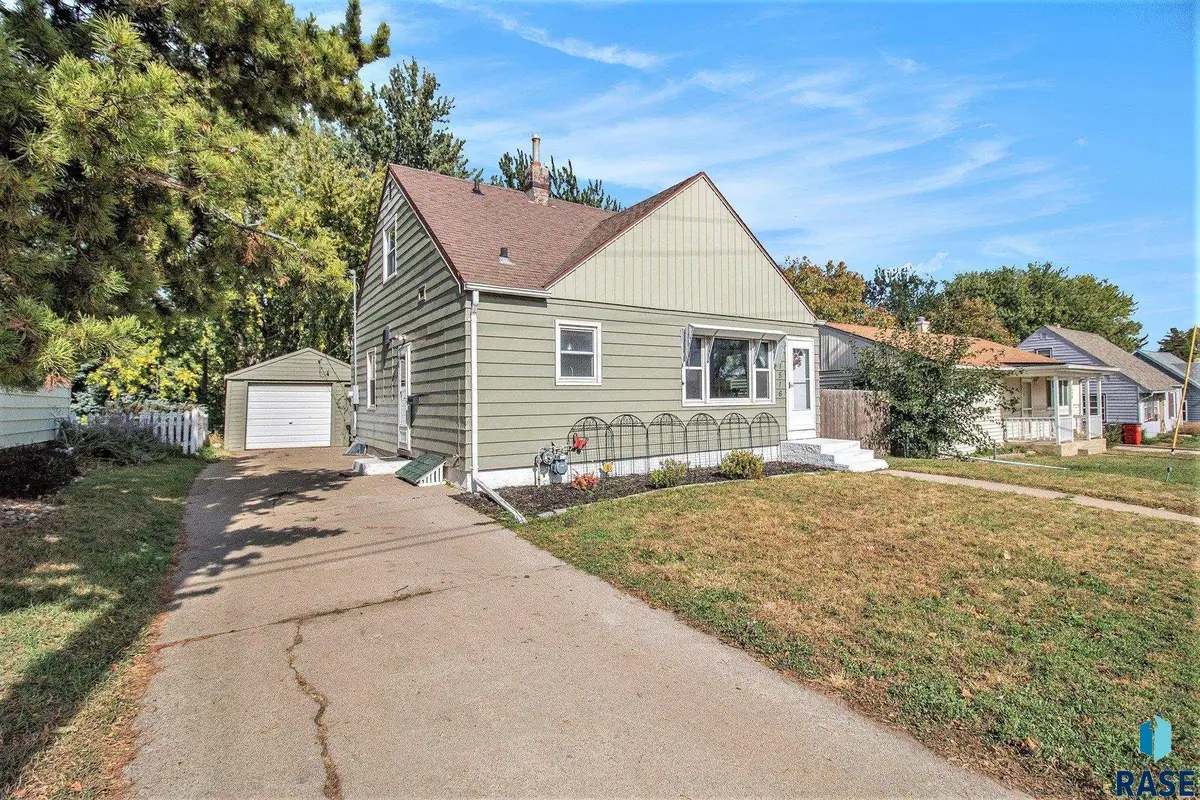 1516 E 26th St, Sioux Falls, SD 57105 - #1