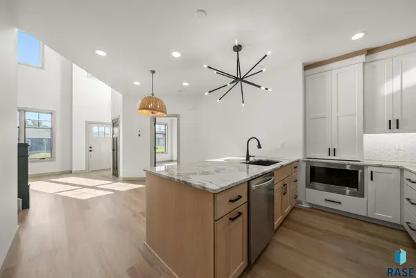 8609 W Shoreline Pl, Sioux Falls, SD 57107