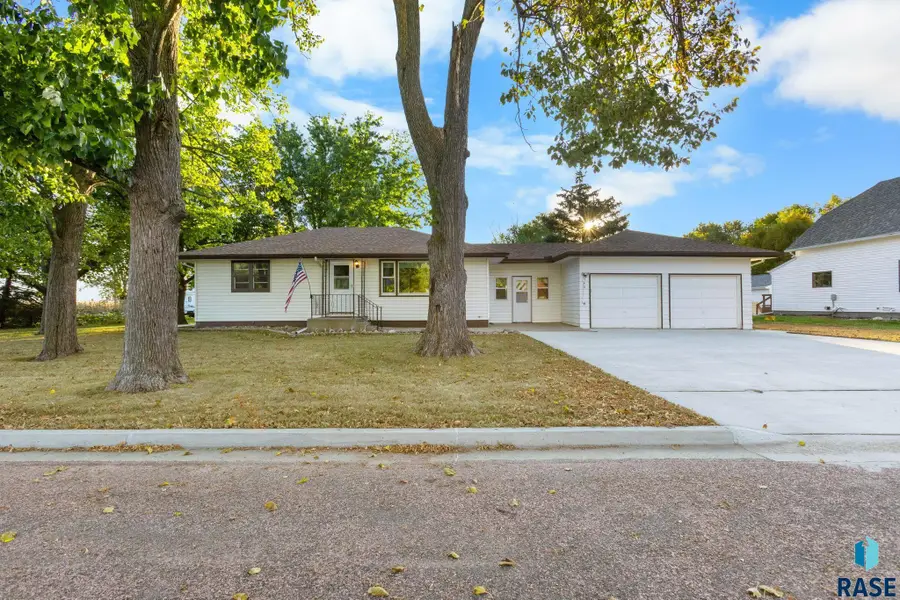 740 N Minnesota St, Salem, SD 57058 - #2