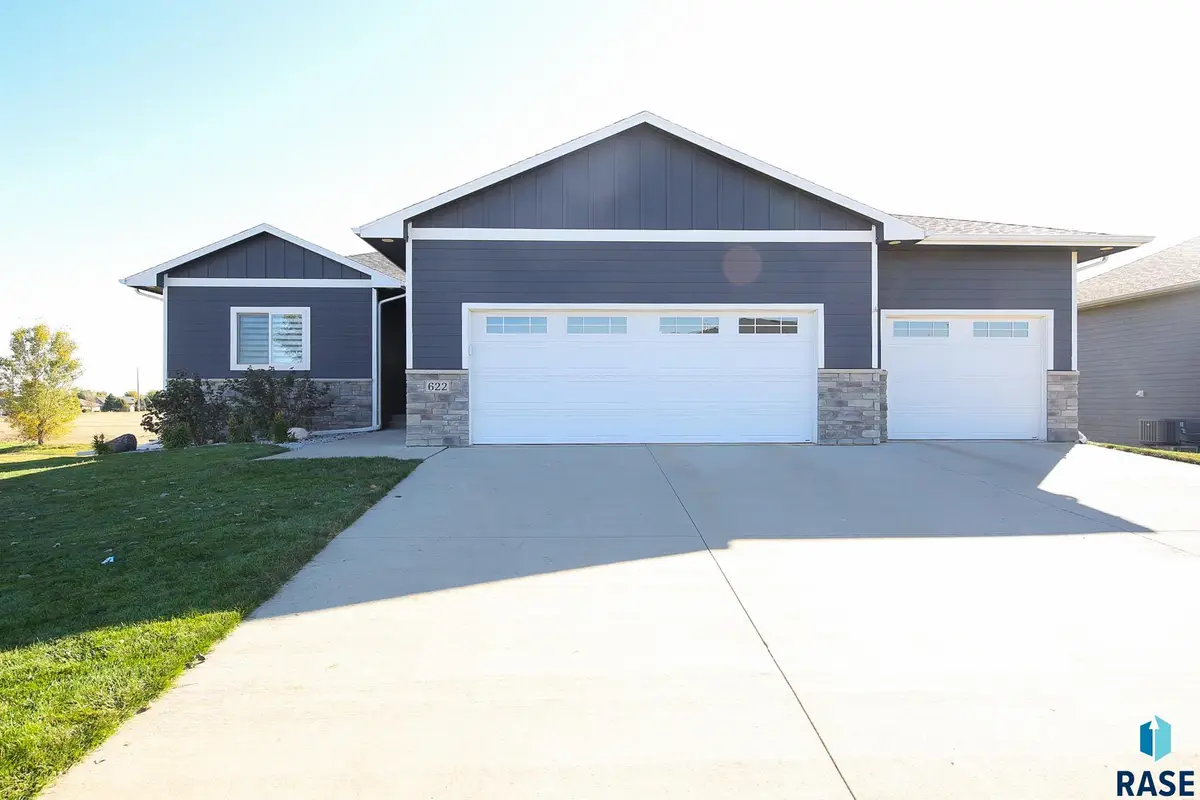 622 Sherwood Cir, Hartford, SD 57033 - #1