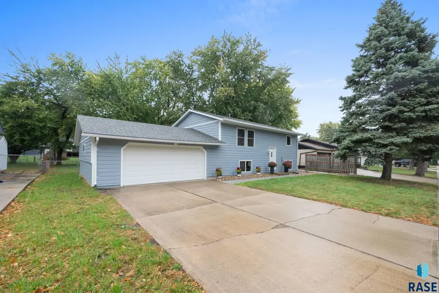 3809 S Holbrook Ave, Sioux Falls, SD 57106 - #3