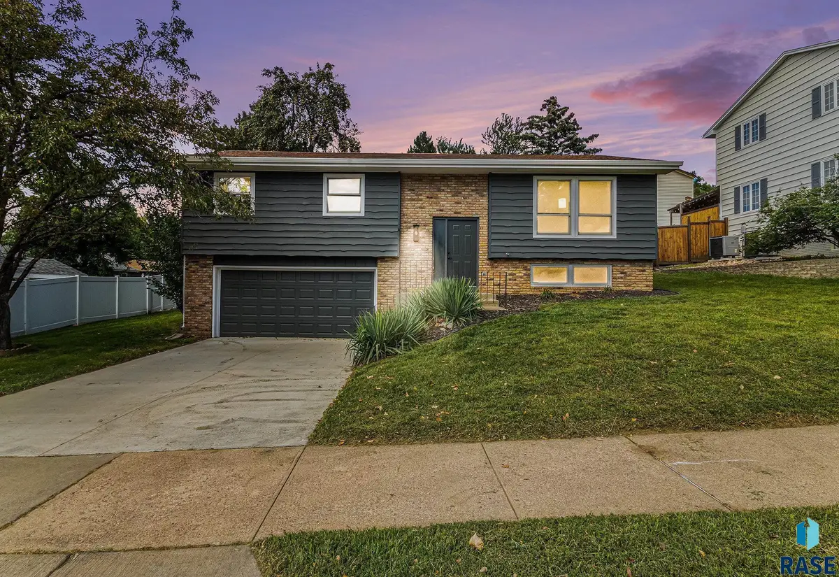 1904 E 49th St, Sioux Falls, SD 57103 - #1