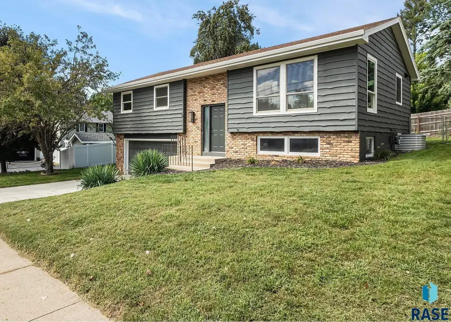 1904 E 49th St, Sioux Falls, SD 57103 - #2