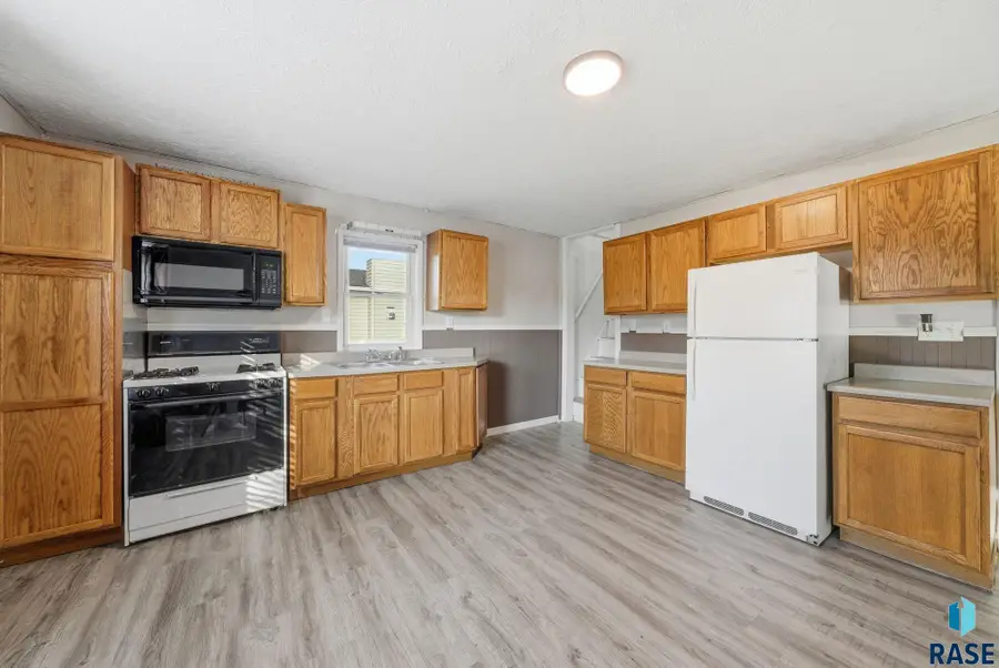 612 W 1st Ave, Lennox, SD 57039 - #3