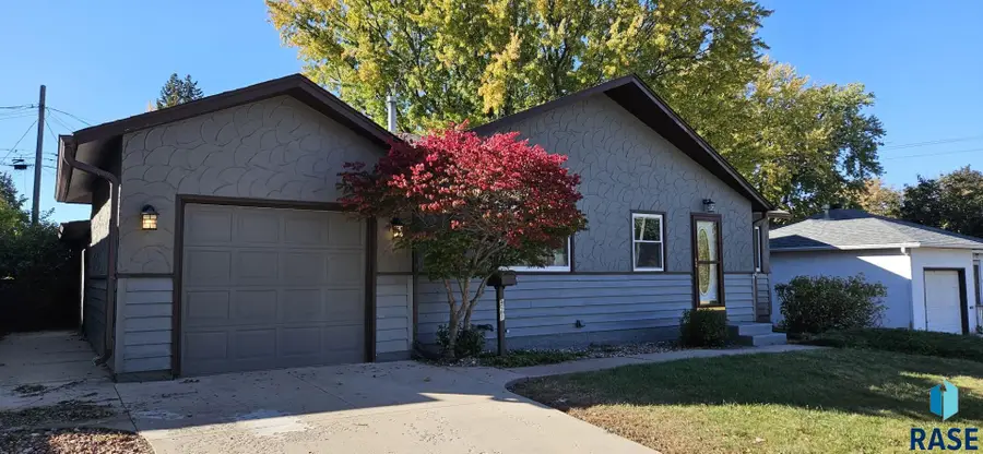 921 S Marday Ave, Sioux Falls, SD 57103 - #2