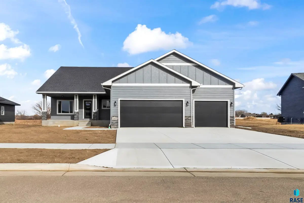 1602 W 26th St, Yankton, SD 57078 - #1