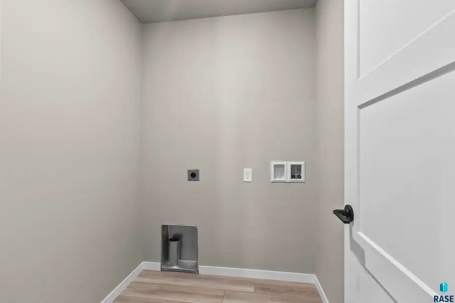 1602 W 26th St, Yankton, SD 57078 - #3