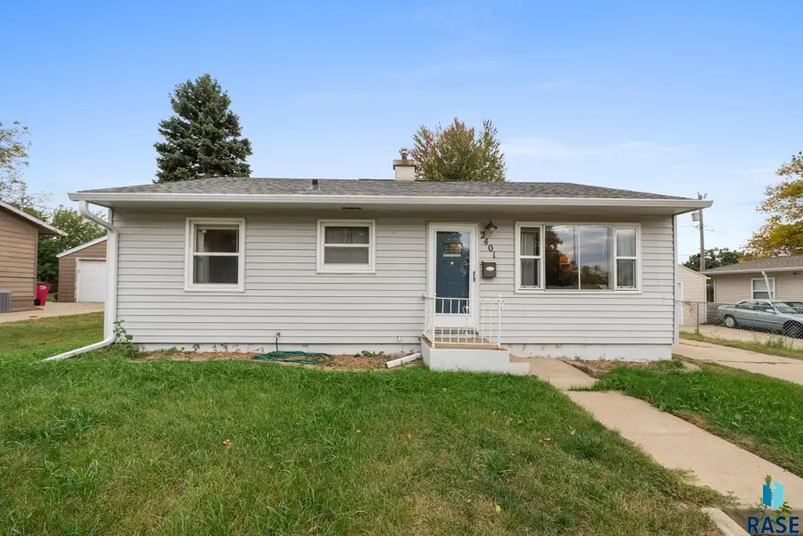 2401 E 18th St, Sioux Falls, SD 57103 - #2