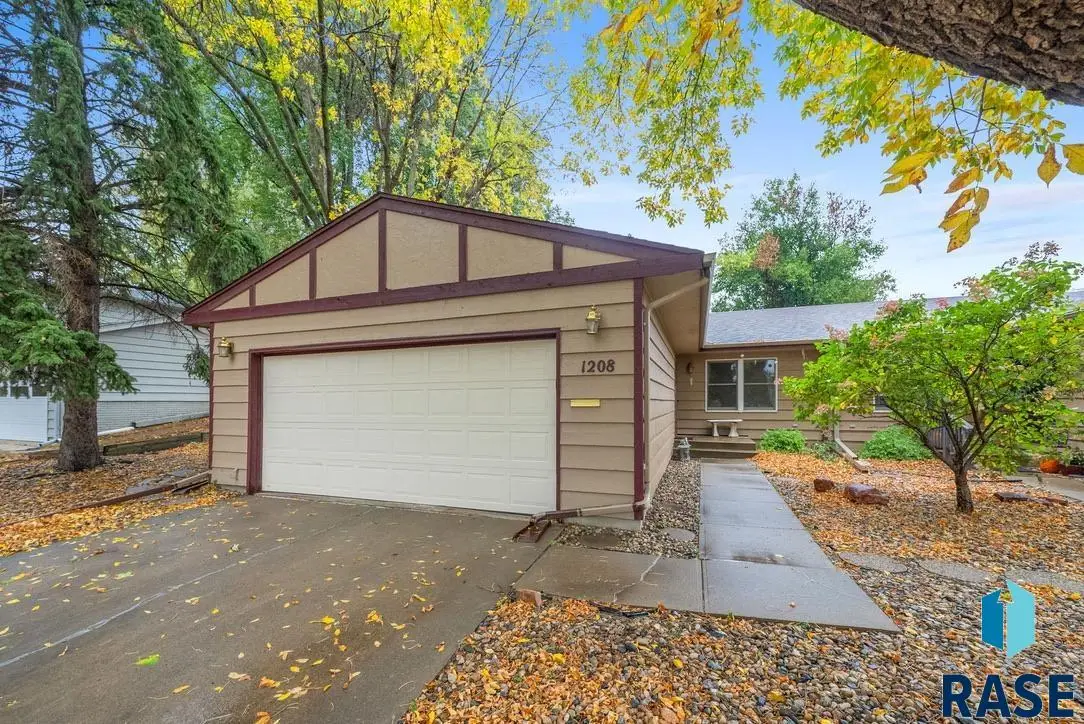 1208 E 38th St, Sioux Falls, SD 57105 - #1