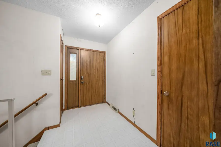 1208 E 38th St, Sioux Falls, SD 57105 - #2