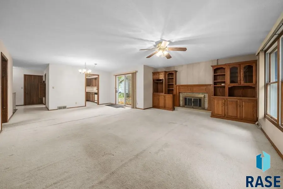 1208 E 38th St, Sioux Falls, SD 57105 - #3