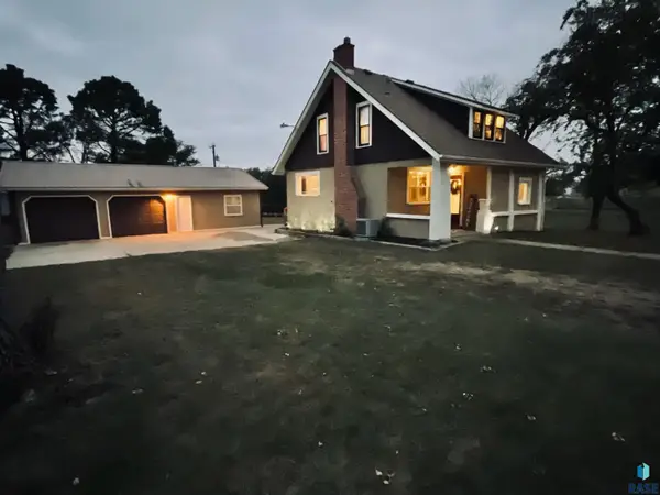 911 7th St, Springfield, SD 57062