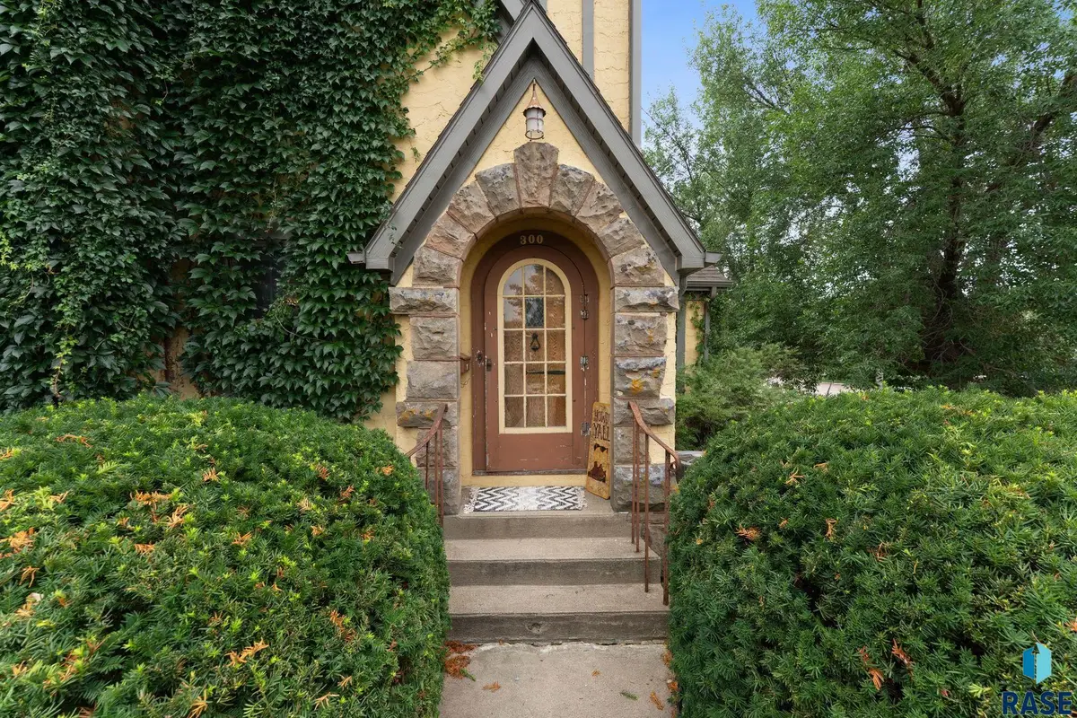 300 E Stearns Ave, Chamberlain, SD 57325 - #1