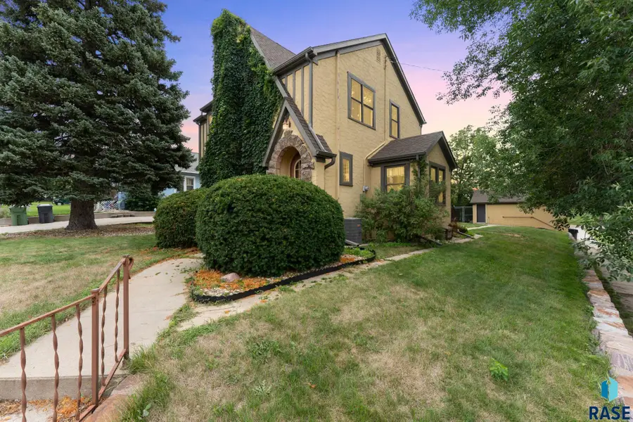 300 E Stearns Ave, Chamberlain, SD 57325 - #2