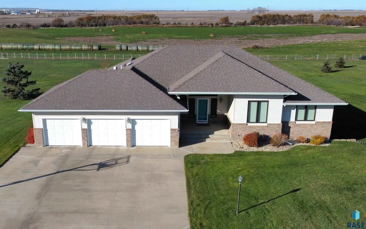 2009 N Broadway Ave, Miller, SD 57362 - #1