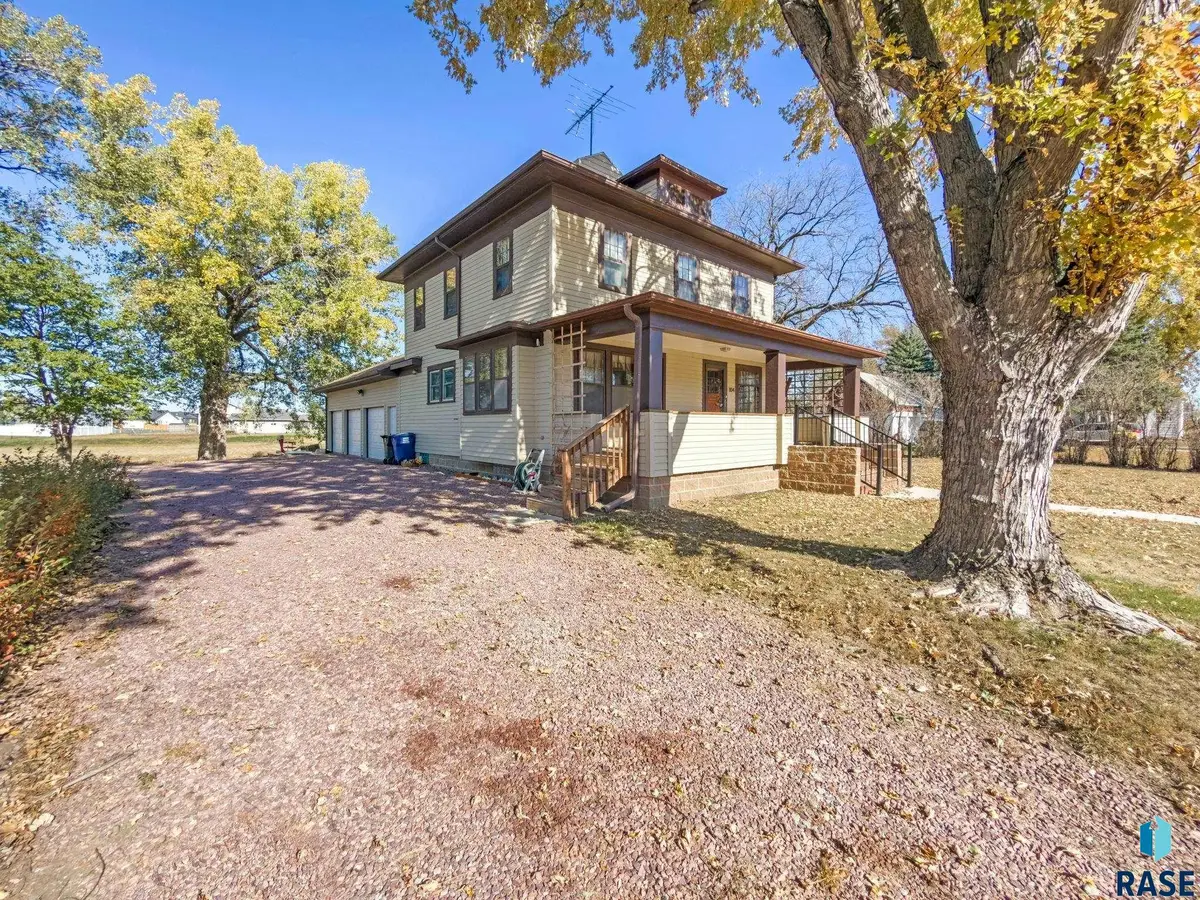 104 W Boynton Ave, Lennox, SD 57039 - #1