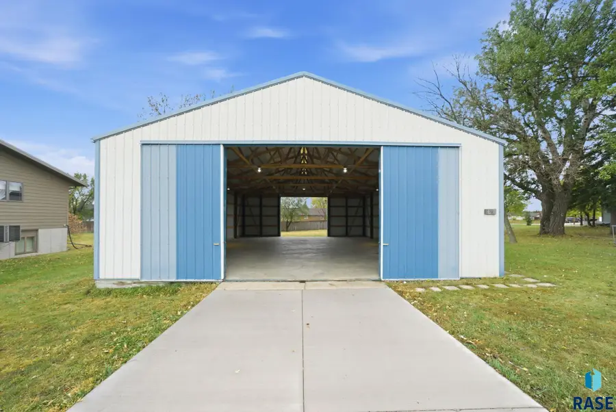 305 N Cedar St, Lennox, SD 57039 - #2