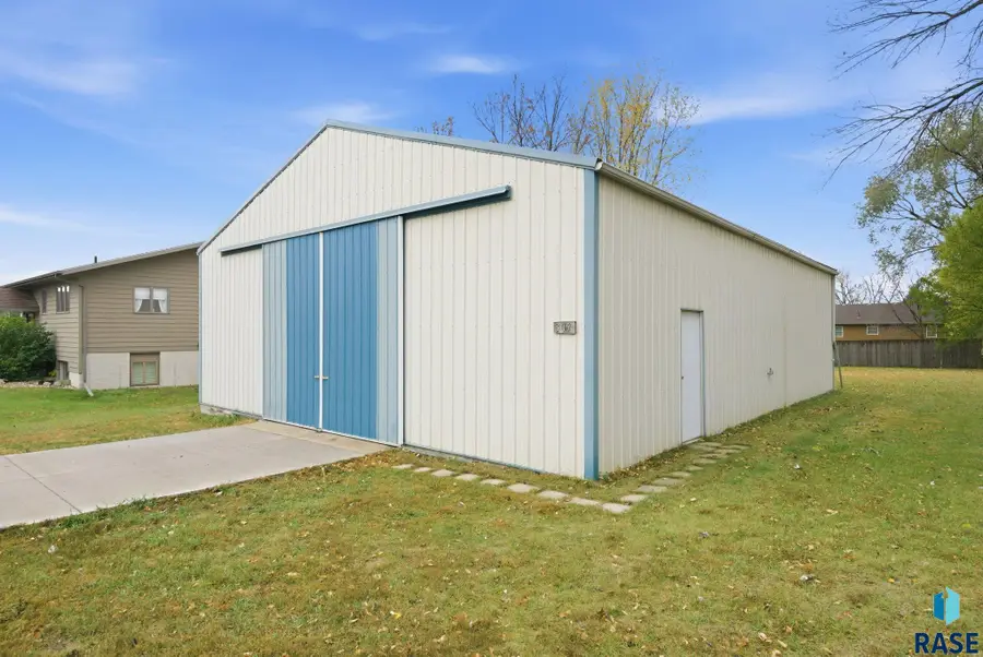 305 N Cedar St, Lennox, SD 57039 - #3