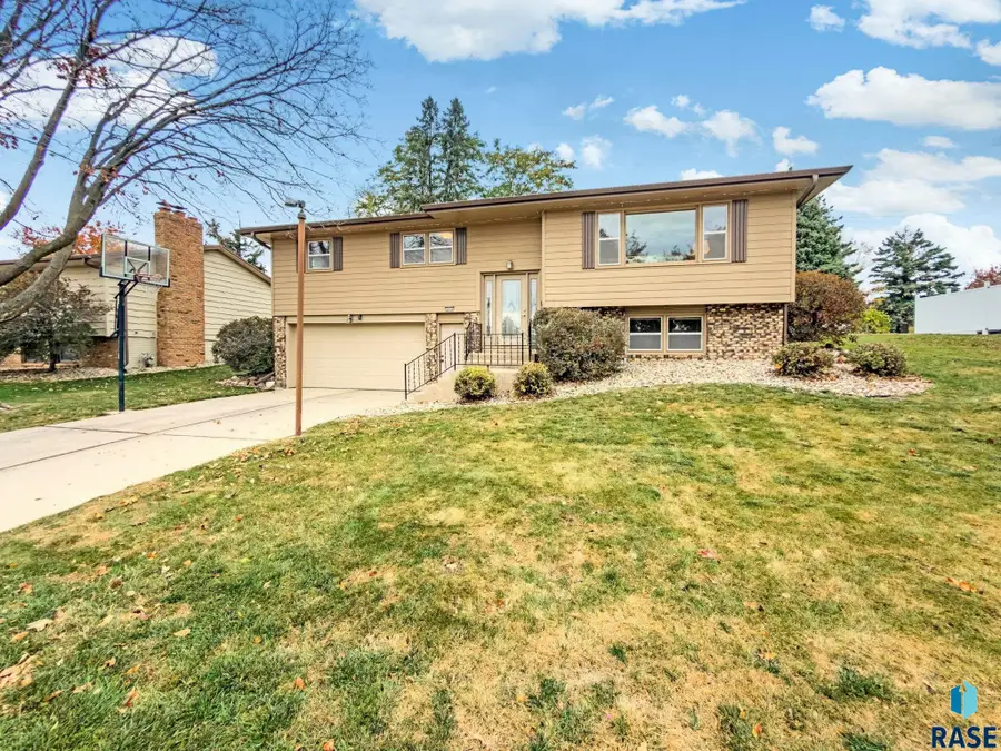 2804 W 39th St, Sioux Falls, SD 57105 - #3