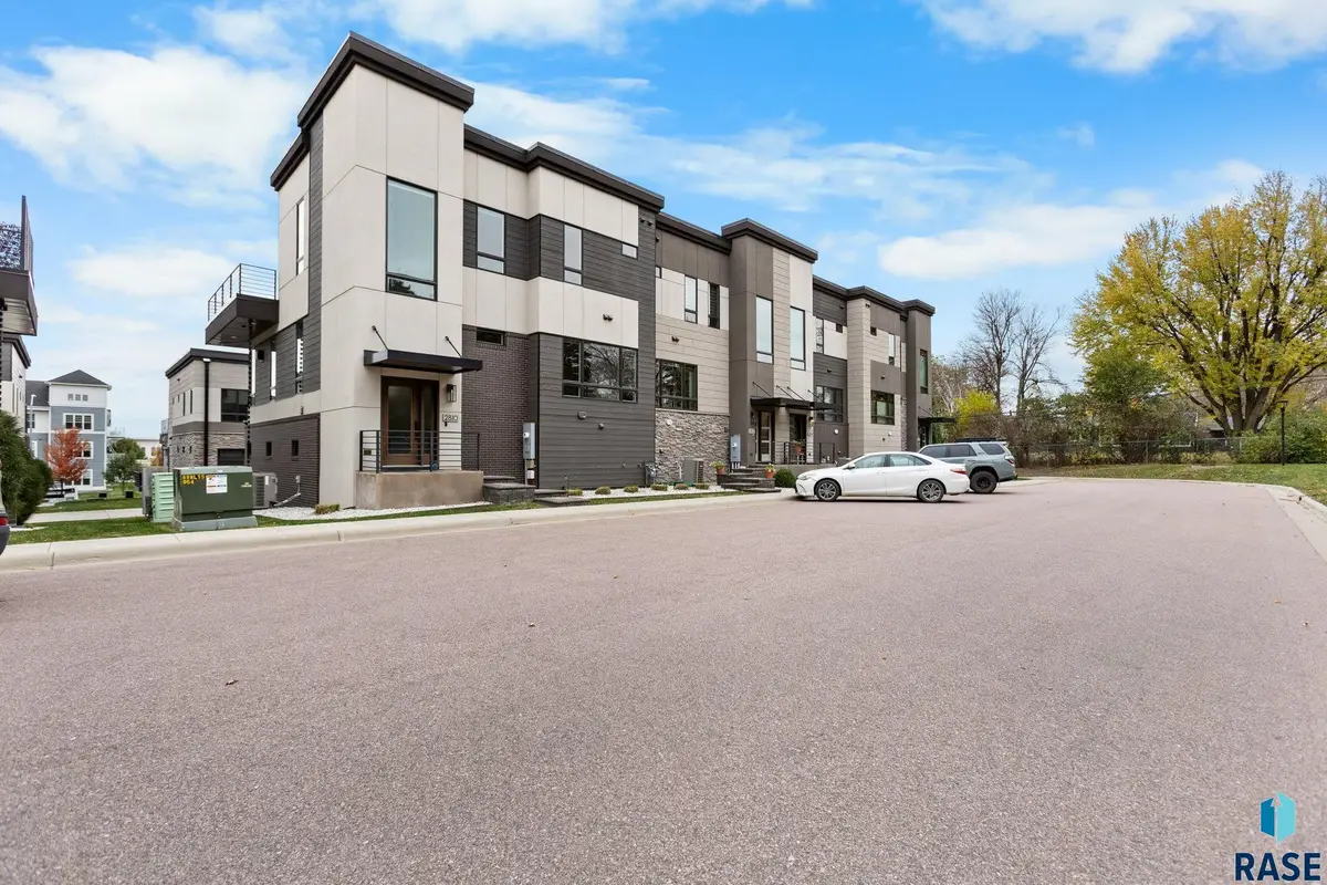 2810 S Oriya Pl, Sioux Falls, SD 57106 - #1