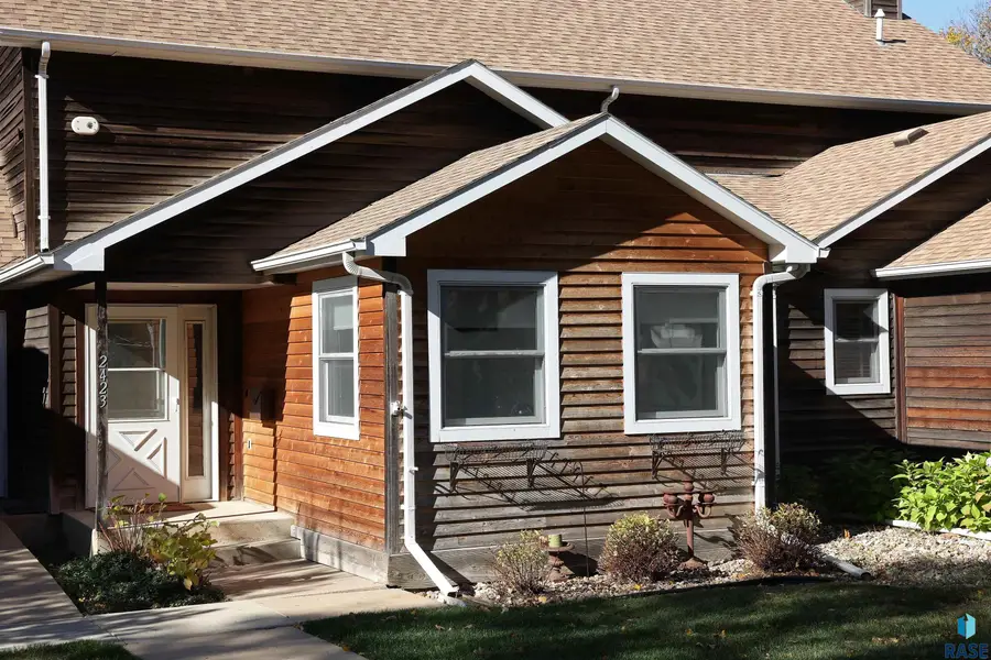 2423 S Center Ave, Sioux Falls, SD 57105 - #2