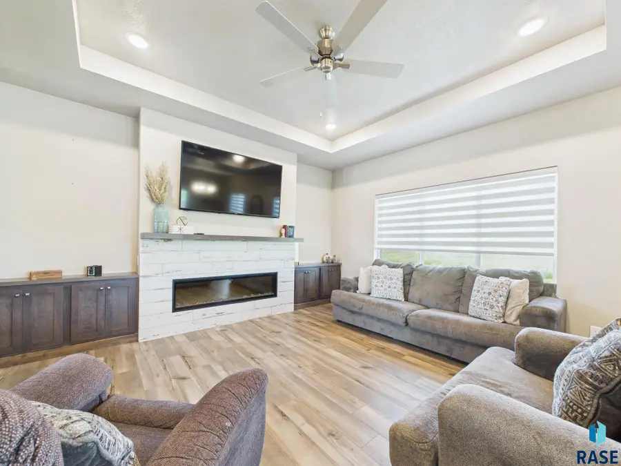 905 N Juniper St, Lennox, SD 57039 - #3