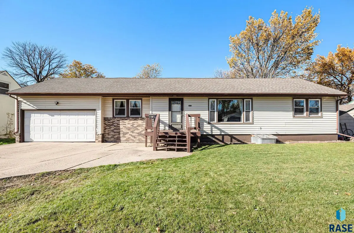 915 N Lincoln Ave, Madison, SD 57042 - #1
