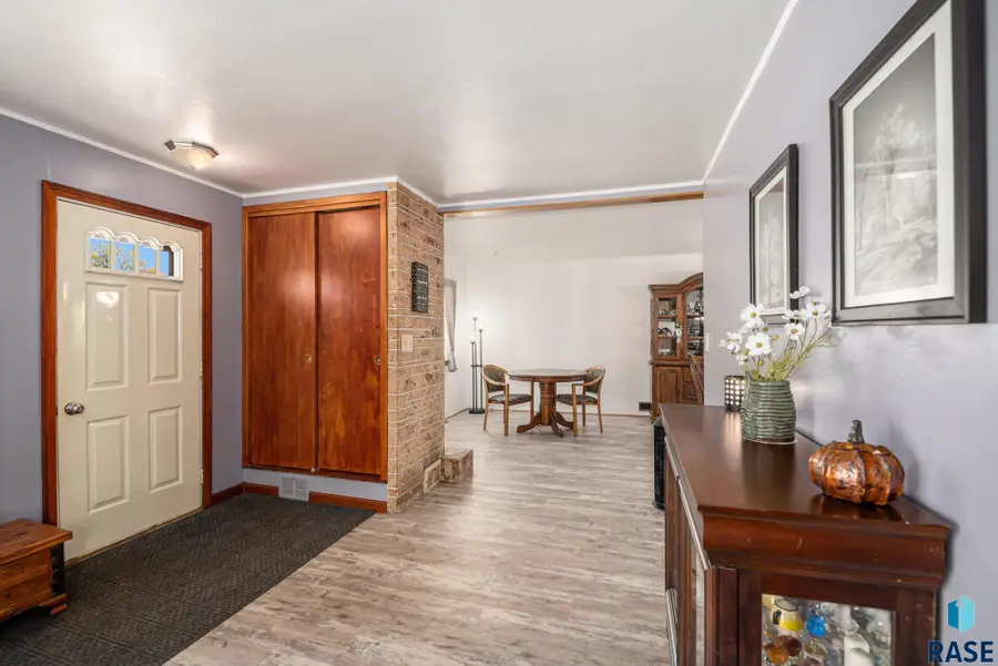 915 N Lincoln Ave, Madison, SD 57042 - #3