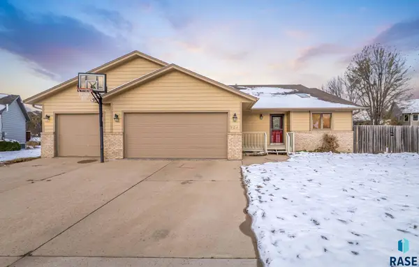 904 S Jay Cir, Sioux Falls, SD 57103