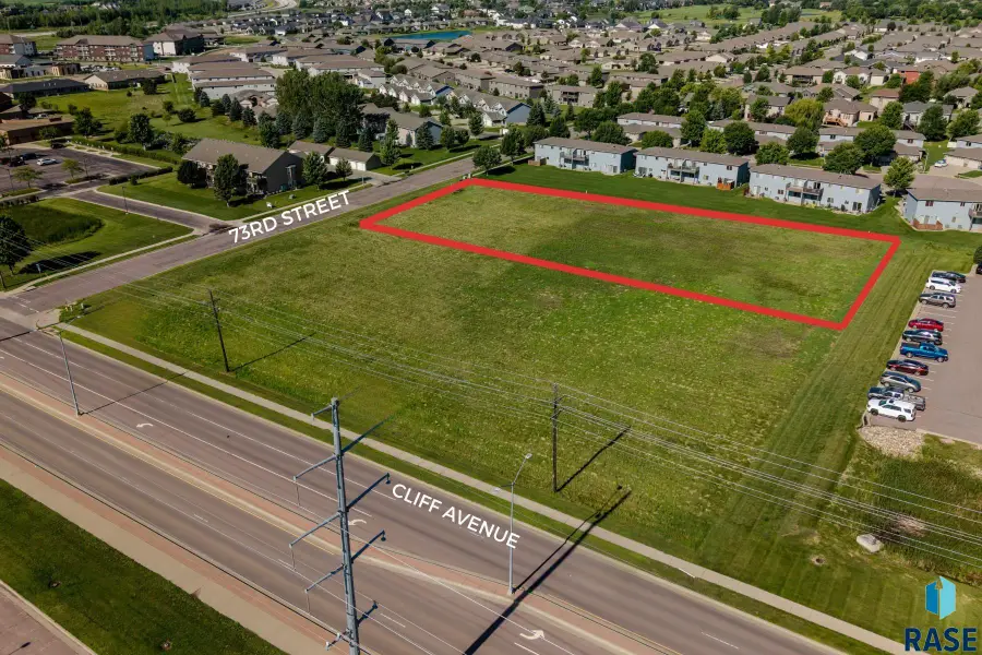 1104 E 73rd St, Sioux Falls, SD 57108 - #2